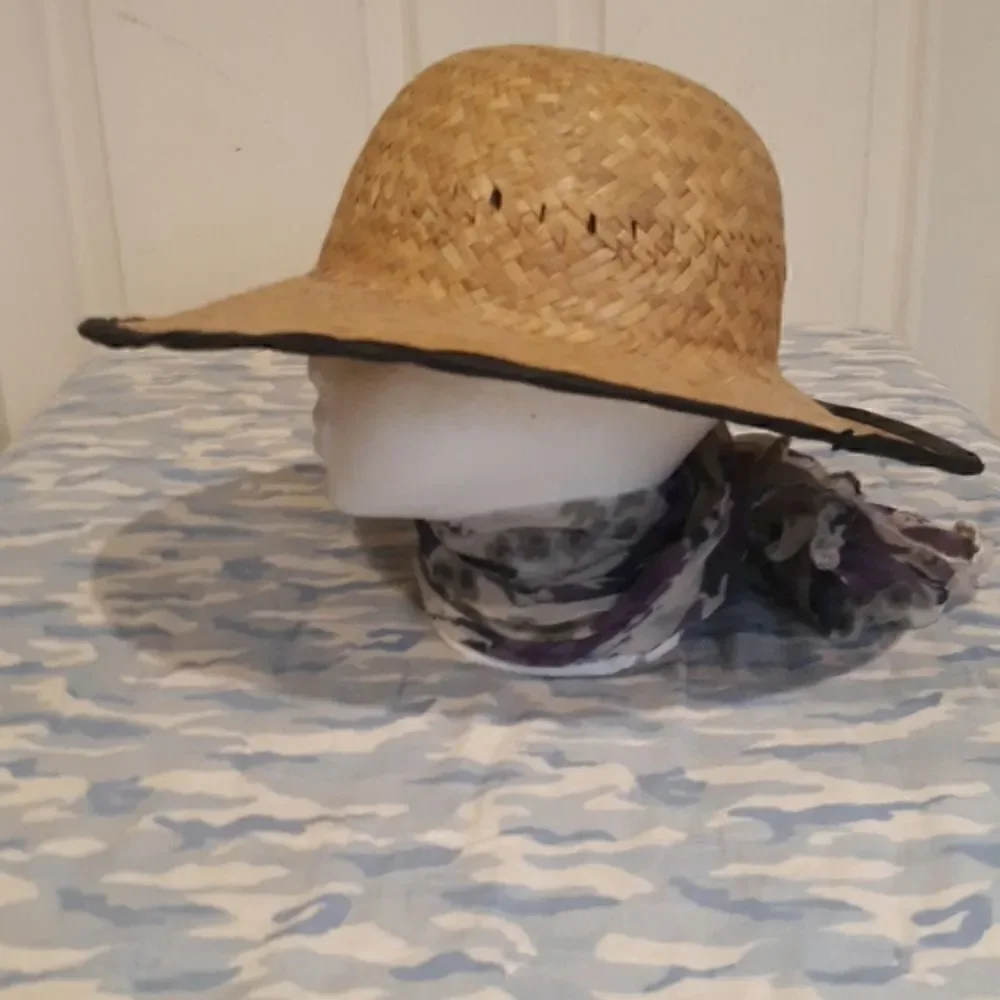 Straw sun hat. Womens